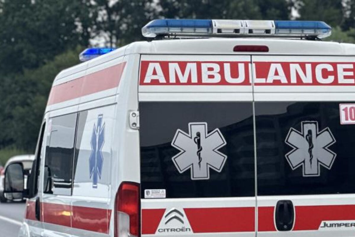 Autobus pokosio semafor i udario u zid u Somboru