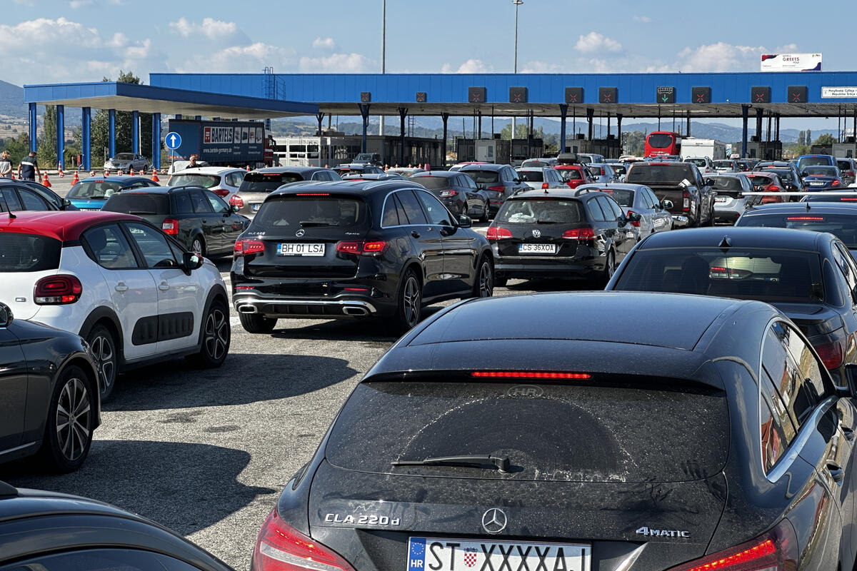 Velike gužve na granici Evzoni