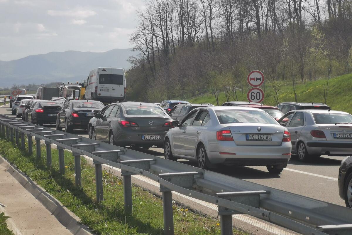 Velike gužve na putevima širom Srbije
