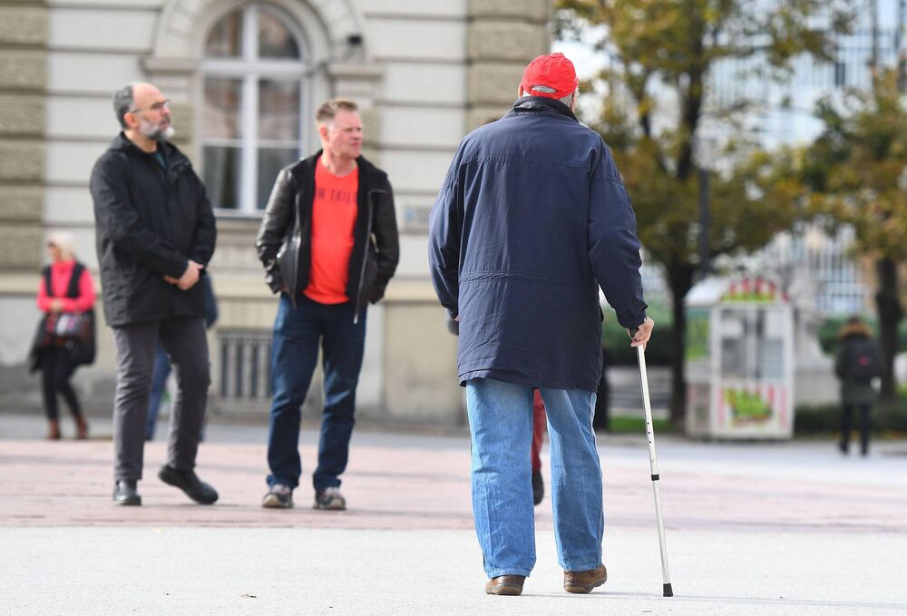 Sa štakom penzioner šeta po lepom danu