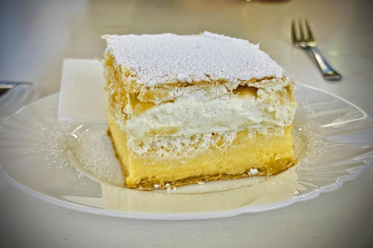 Kremasti kolač sa belom čokoladom i grizom