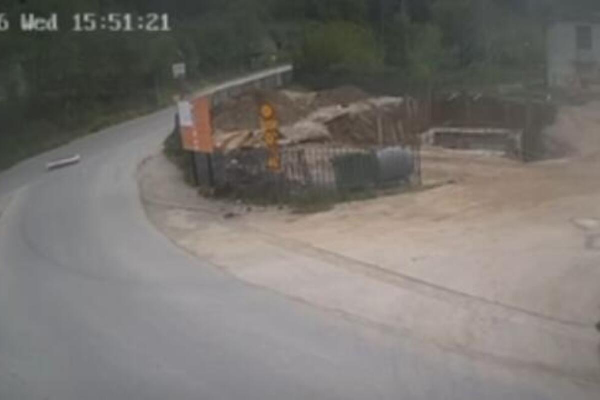 Sanduk sa pokojnikom ispao iz vozila kod Priboja
