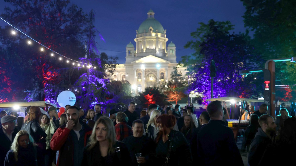 Skup "Srbija pobeđuje" počeo u Pionirskom parku: Okupio se veliki broj građana