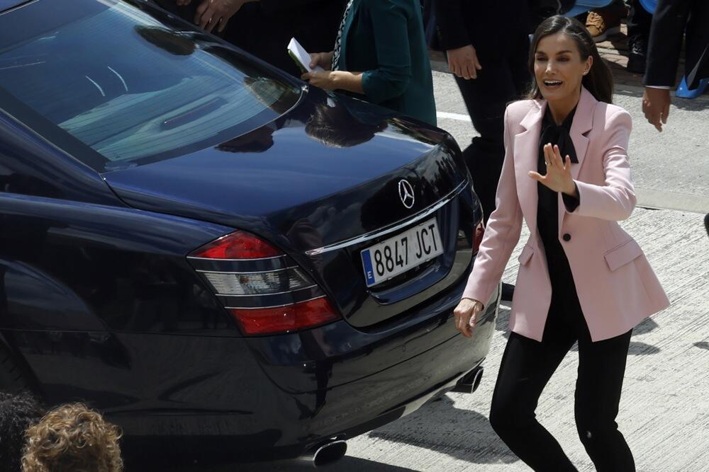 Kraljica Leticija od španije u dugačkom, strukiranom, svetloroze sakou sa depovima na preklop