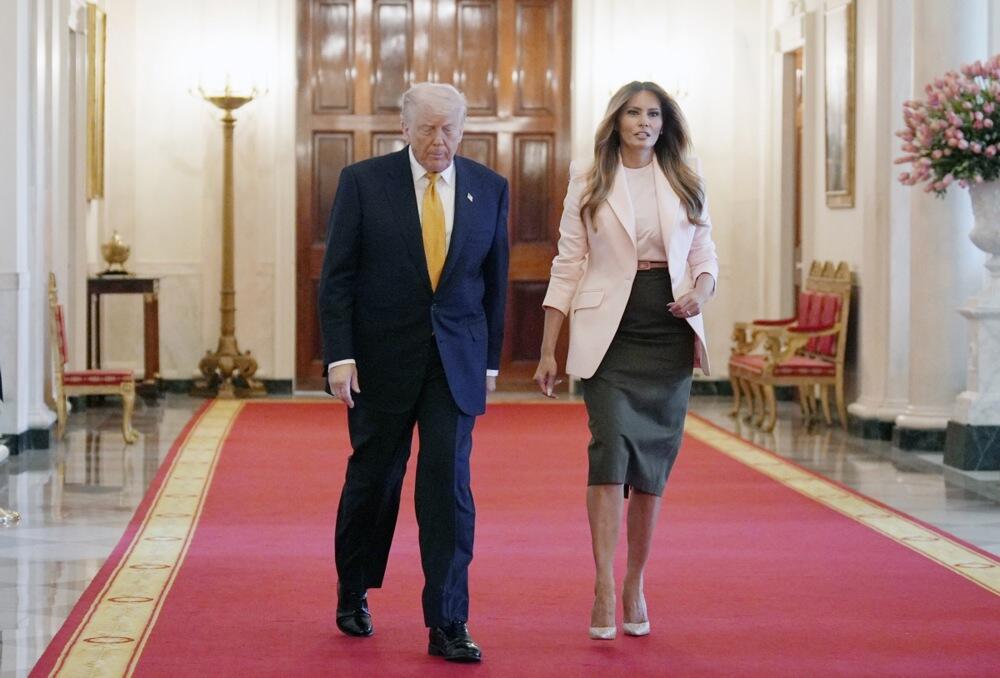 Melanija Tramp je svetloroze sako ponela uz belu majicu zatvorenog okovratnika i crnu pencil suknju