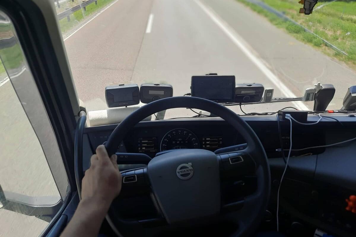 Šta znači kada kamion ispred vas upali desni žmigavac