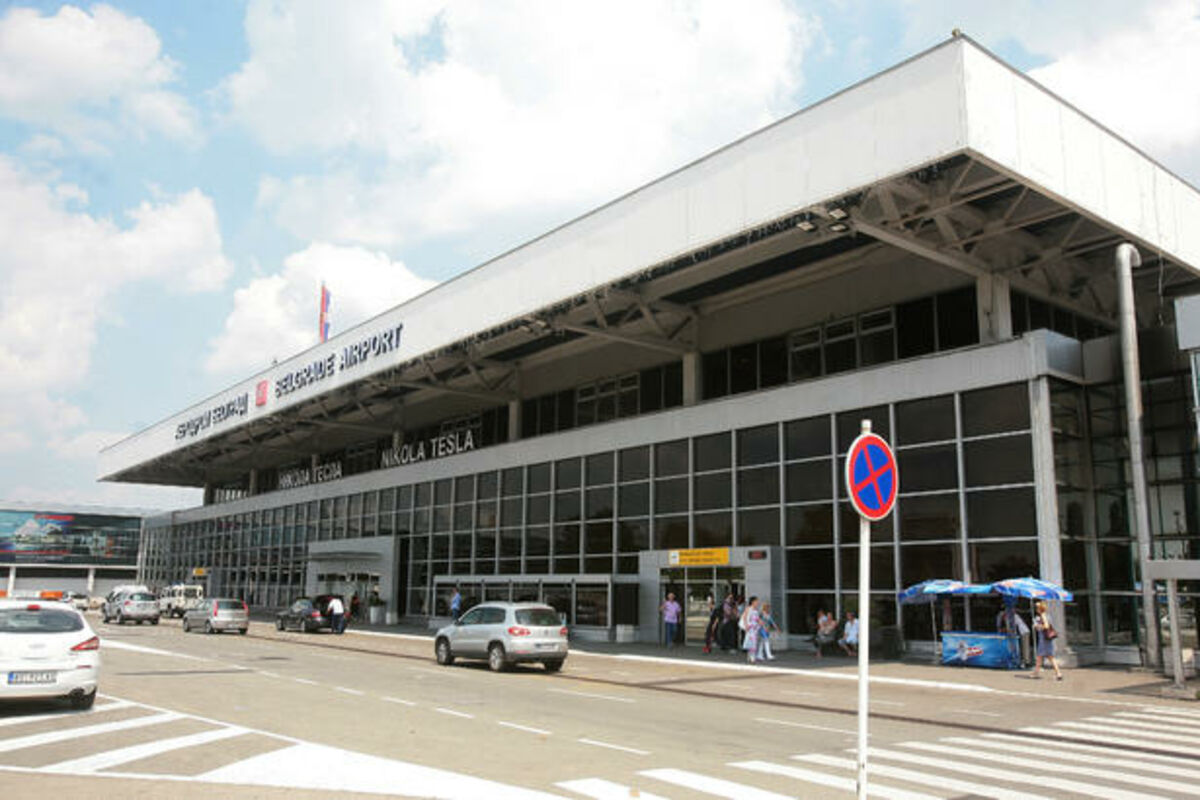 Avion iz Hurgade prinudno sleće u Beograd zbog dima u kabini