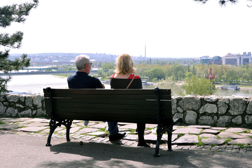 Ljudi na klupi sede