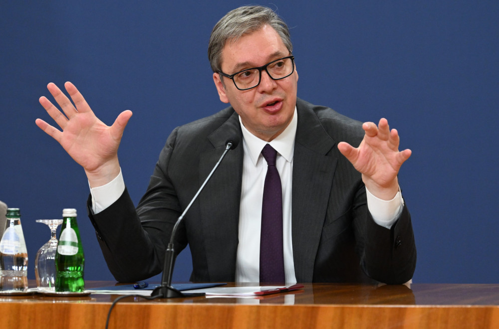 Vučić: "Sklonite se od blokaderskih nasilnika"; "Politikom ćemo se baviti programima, ne suzavcima i noževima"