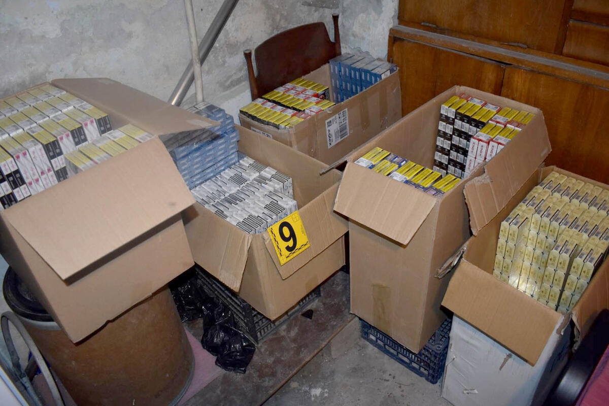 Policija ženi u Beogradu upala u stan i zatekla cigarete, duvan