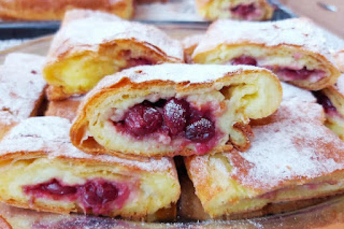Sočna pita sa pudingom od vanile i trešnjama