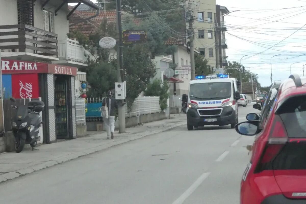 Zaglavila mu se papučila gasa, udario u parkirane automobile, pa POKOSIO ŽENU