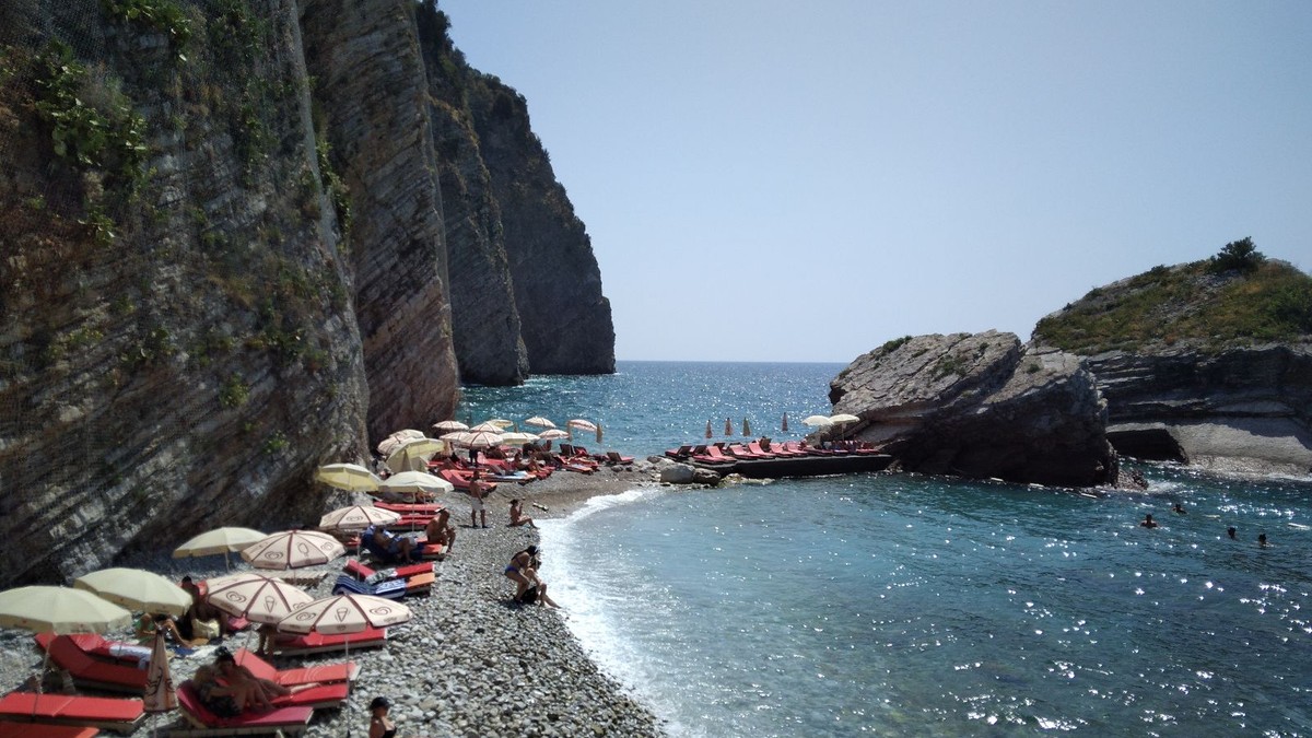 Turisti u šoku zbog cena u Crnoj Gori: Miloš iz Kragujevca zanemeo kada mu je stigao račun u restoranu, letovanje ide i do 3.500 evra!