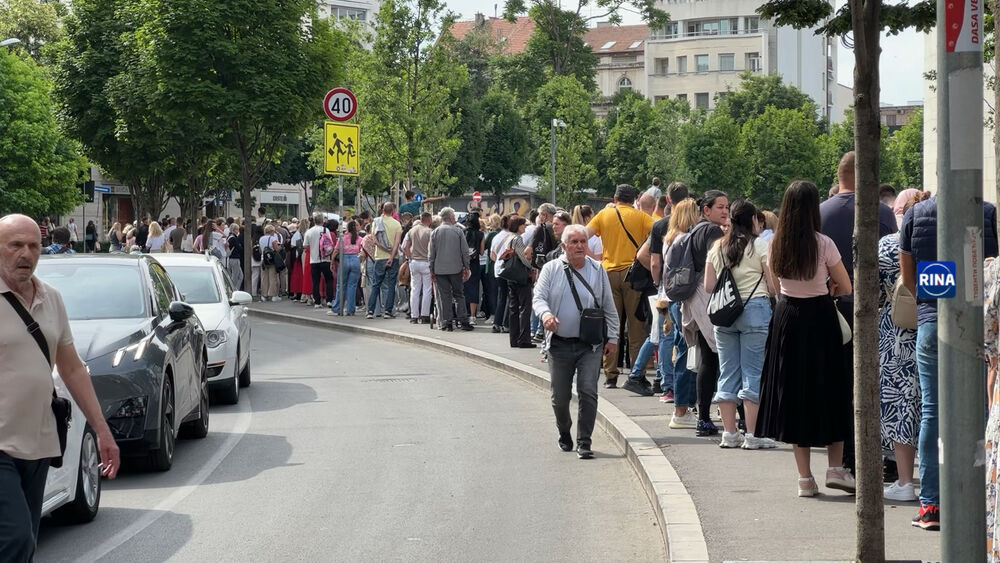 Ljudi kod Hrama Svetog Save