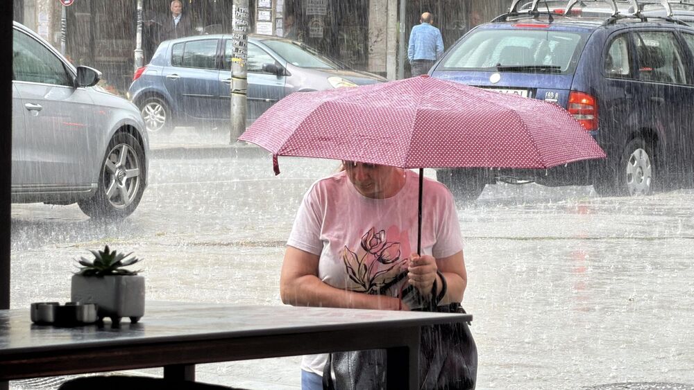 Žena stoji na pljusku
