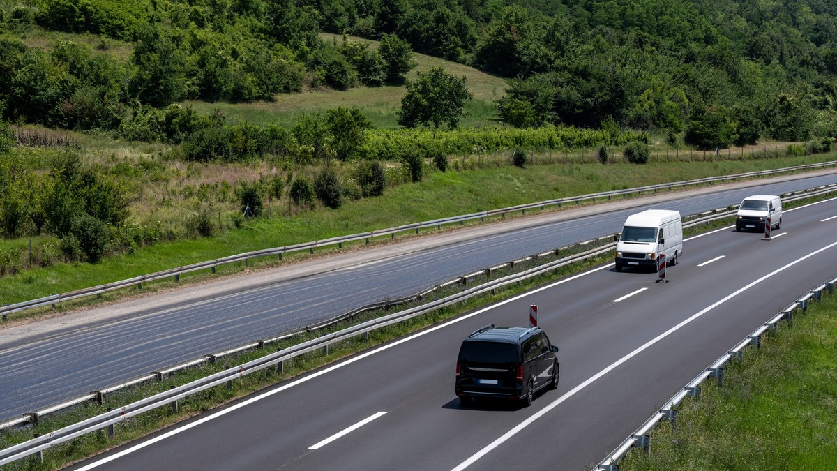 (Video) Vozač BMW snimljen kako juri u kontra-smeru na "Milošu Velikom"