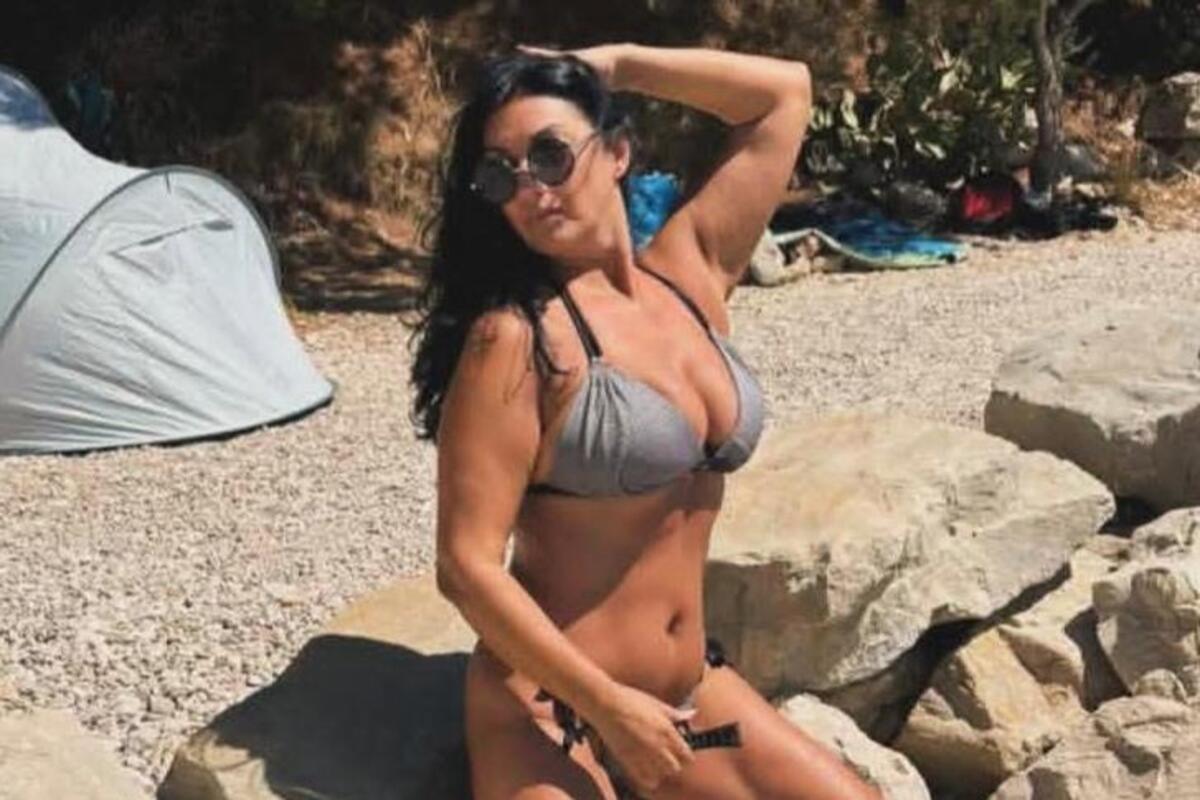 Srpska pevačica (55) i snajka u bikinijima