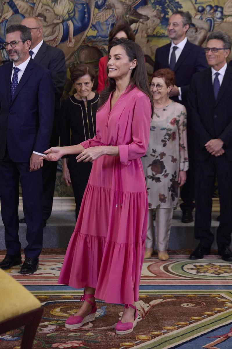 Pink košulja-haljina kraljice Leticije