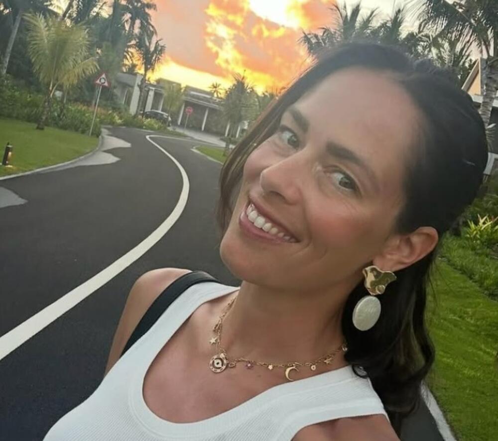 ANA IVANOVIĆ VOLI I NOSI SAFARI ŠARENE ŠORTSEVE 