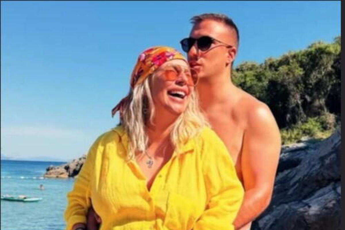 Lazar grli trudnu Deu na plaži