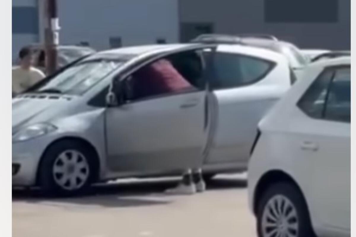 Muškarac šamara dečaka