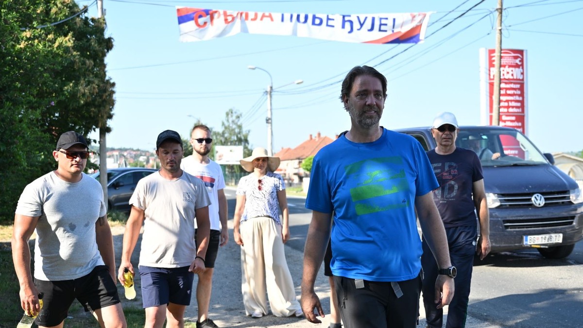Gradonačelnik Kragujevca Nikola Dašić drugi dan pešači do Beograda zbog skupa 27. juna