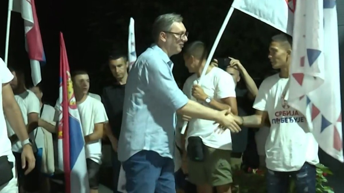 Vučić sa građanima koji pešače na skup koji će biti održan 27. juna u Beogradu