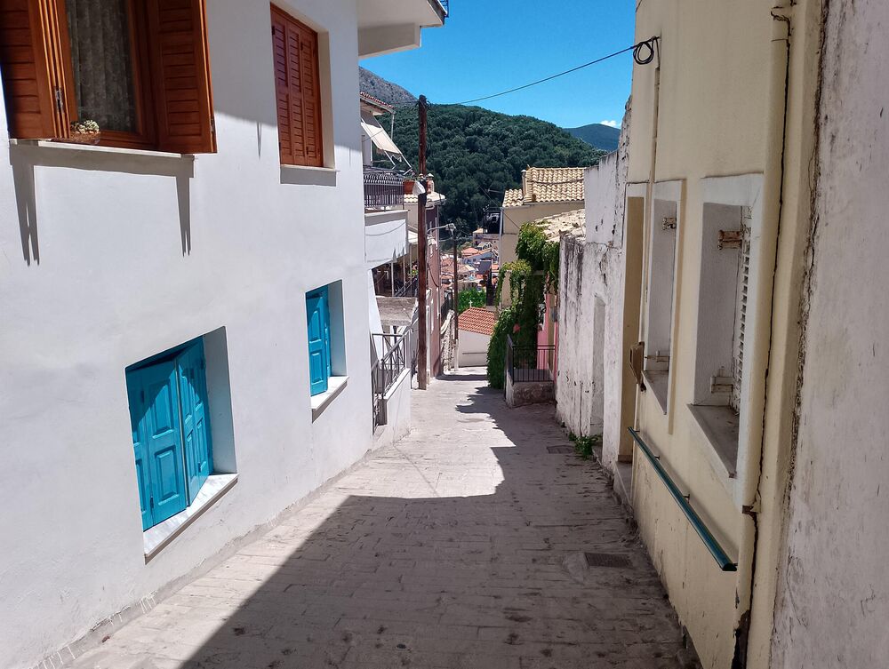 Strme uličice od hotela koje vode u pravcu plaže Valtos