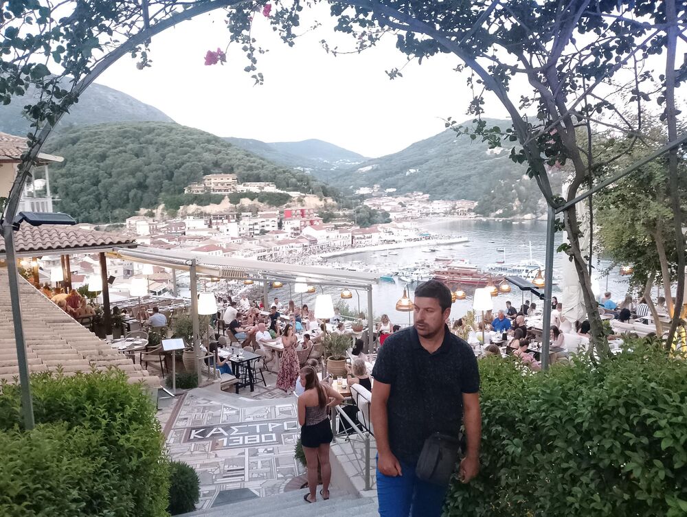 Novinar Miloš Dojčinović ispred restorana u Pargi