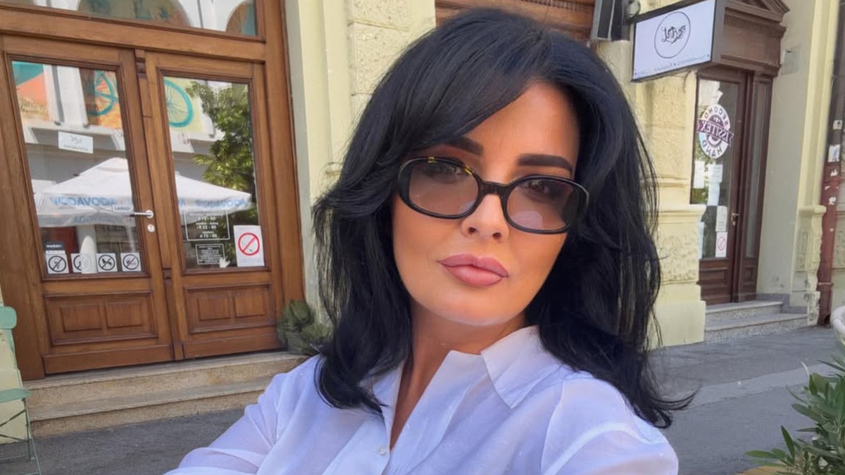 Milena Popović na popodnevnoj kafi u gradu u teksas šortsu i providnoj košulji