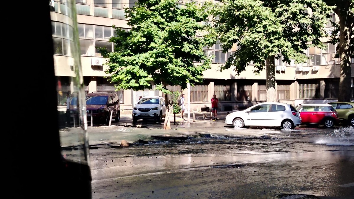 Pukla cev u centru Beograda: Saobraćaj preusmeren, deo grada bez vode