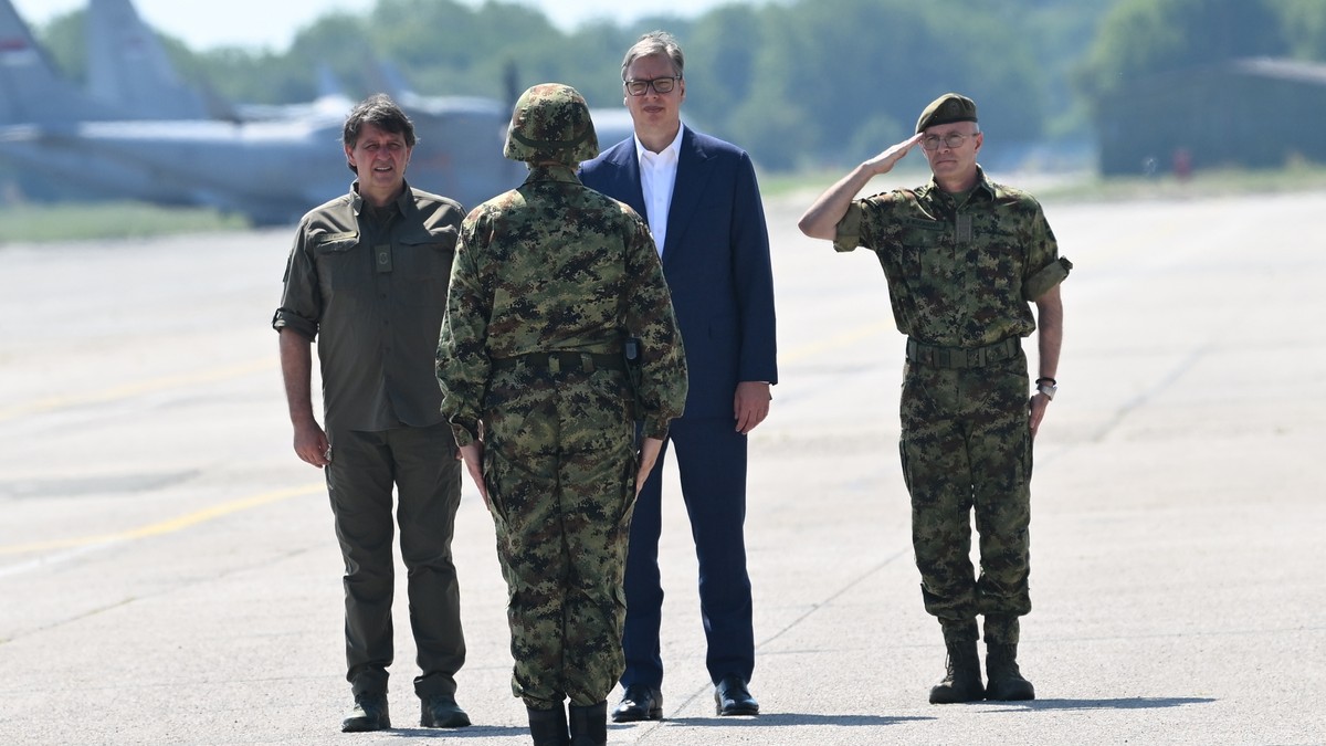 Vučić na prikazu novih sredstava vojske: U martu krećemo sa služenjem vojnog roka