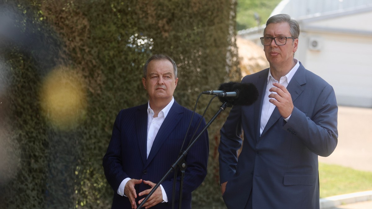 Vučić: Donošenjem paketa mera želimo da pomognemo građanima, ne kupujemo podršku