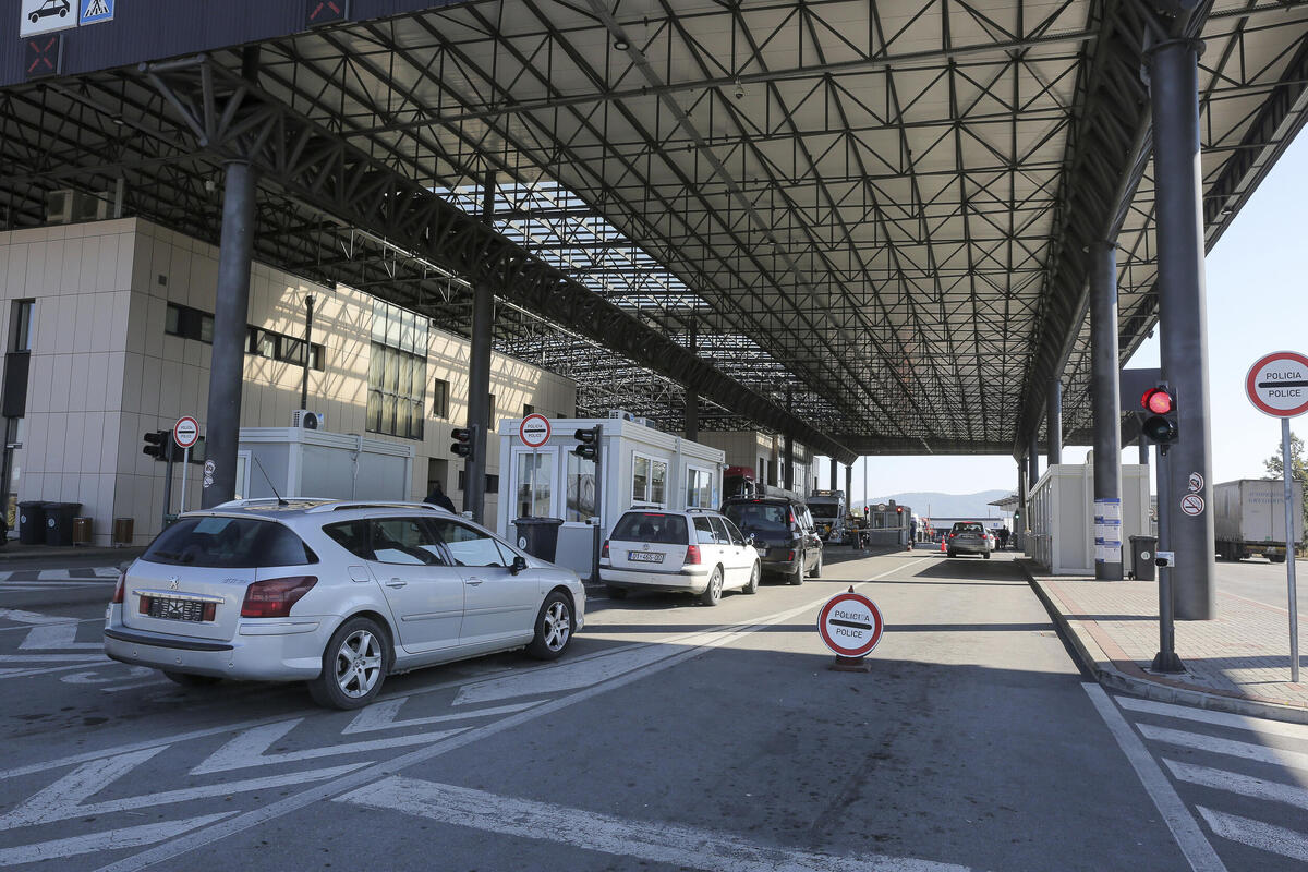 Srbima dele 100.000 poklon paketa na ulasku u Crnu Goru