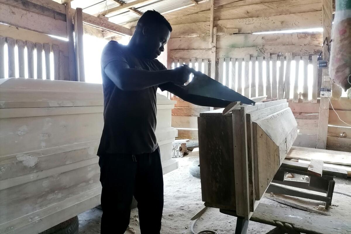 Povlači se električna kružna testera CIRCULAR SAW, model MT 5806B