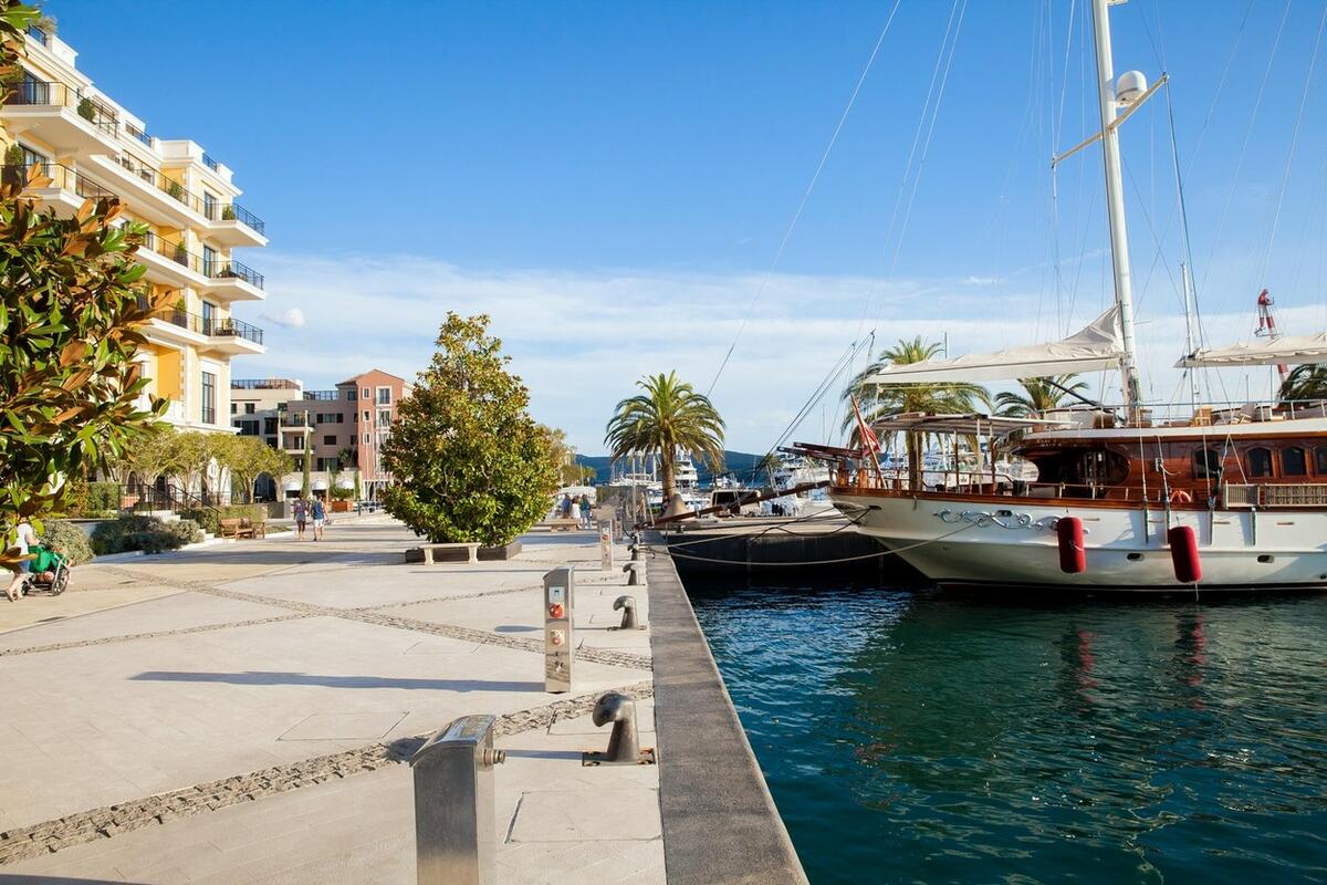 Besni vlasnik u Tivtu urlao na turiste
