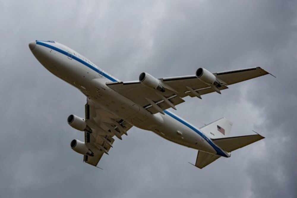 Amerika, Avion