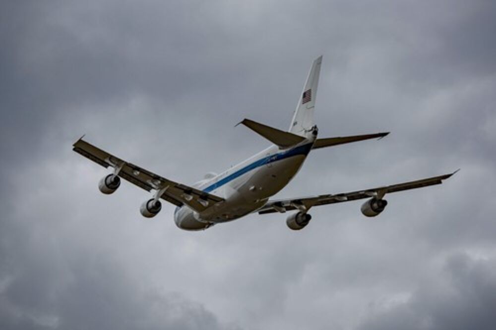 Amerika, Avion