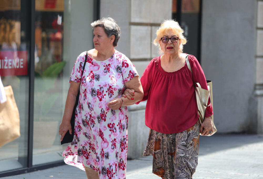 lepo vreme, lepo vreme u beogradu, Leto, vrućina, vrućine, odevne kombinacije, Odevna kombinacija, babe, Bake, Baba, penzioneri, Penzionerka