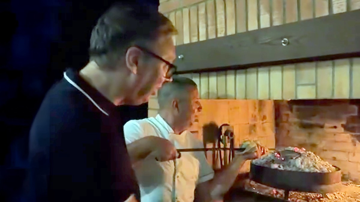 Vučić u Mrkonjić Gradu: "Spremaju pitu, teletinu i jagnjetinu. Stižu i punjene paprike" (Video)