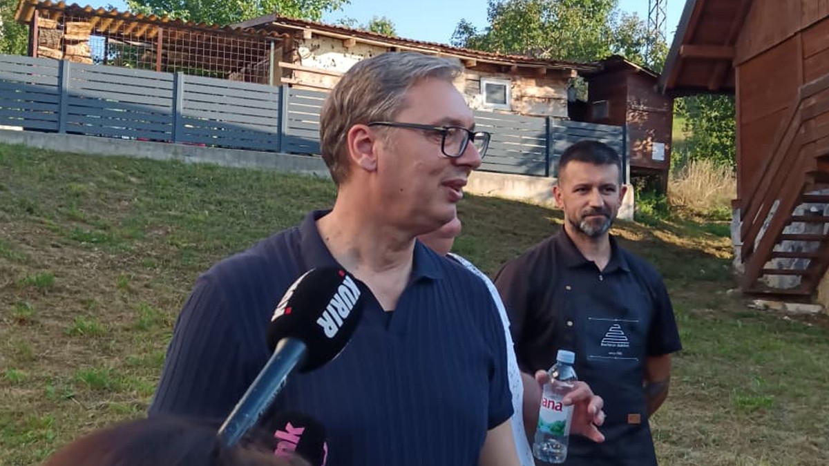 Vučić ugostio komšije u porodičnoj kući u Čipuljiću (Foto, Video)