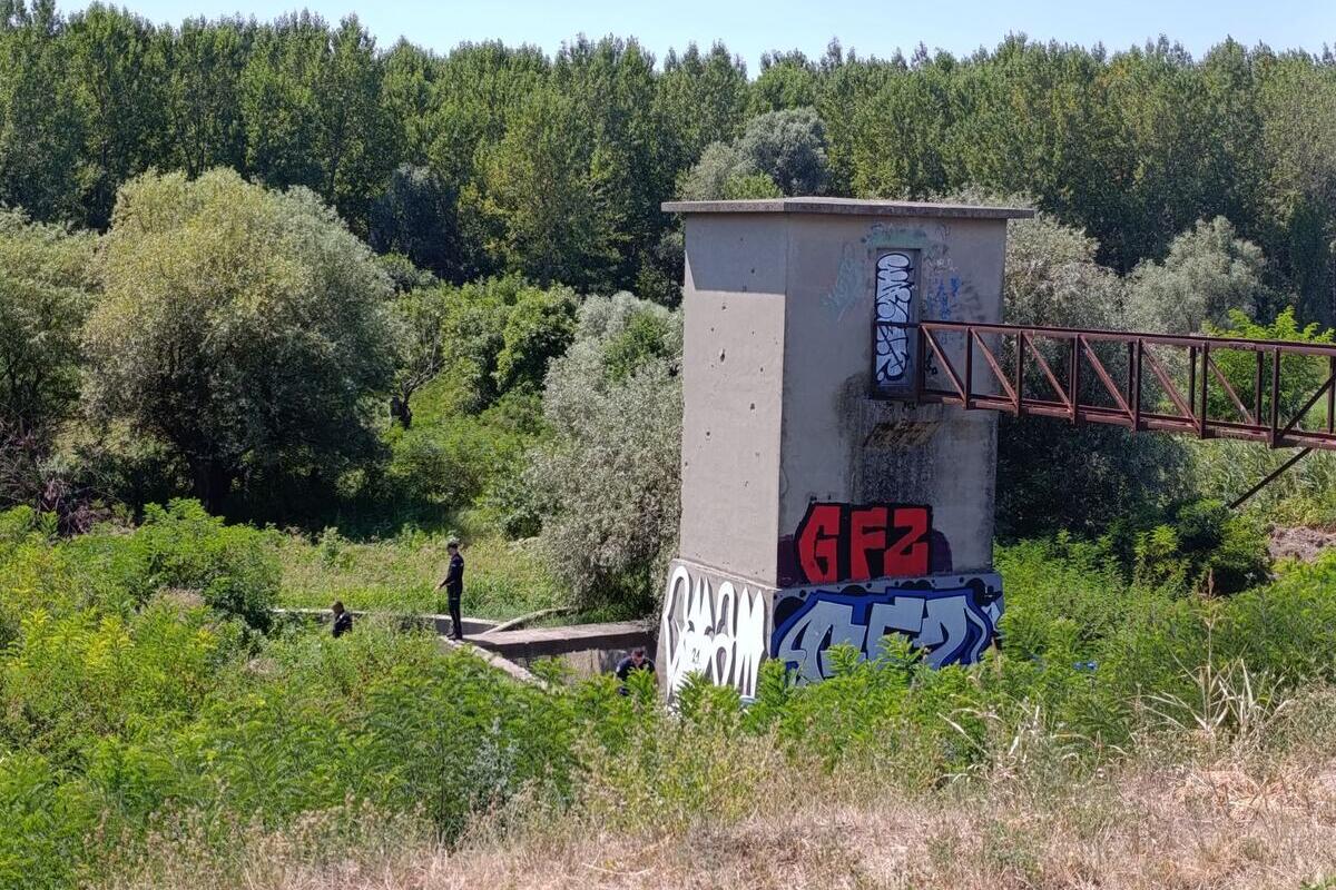 Slike sa mesta gde je pronađeno telo mladića u Borči