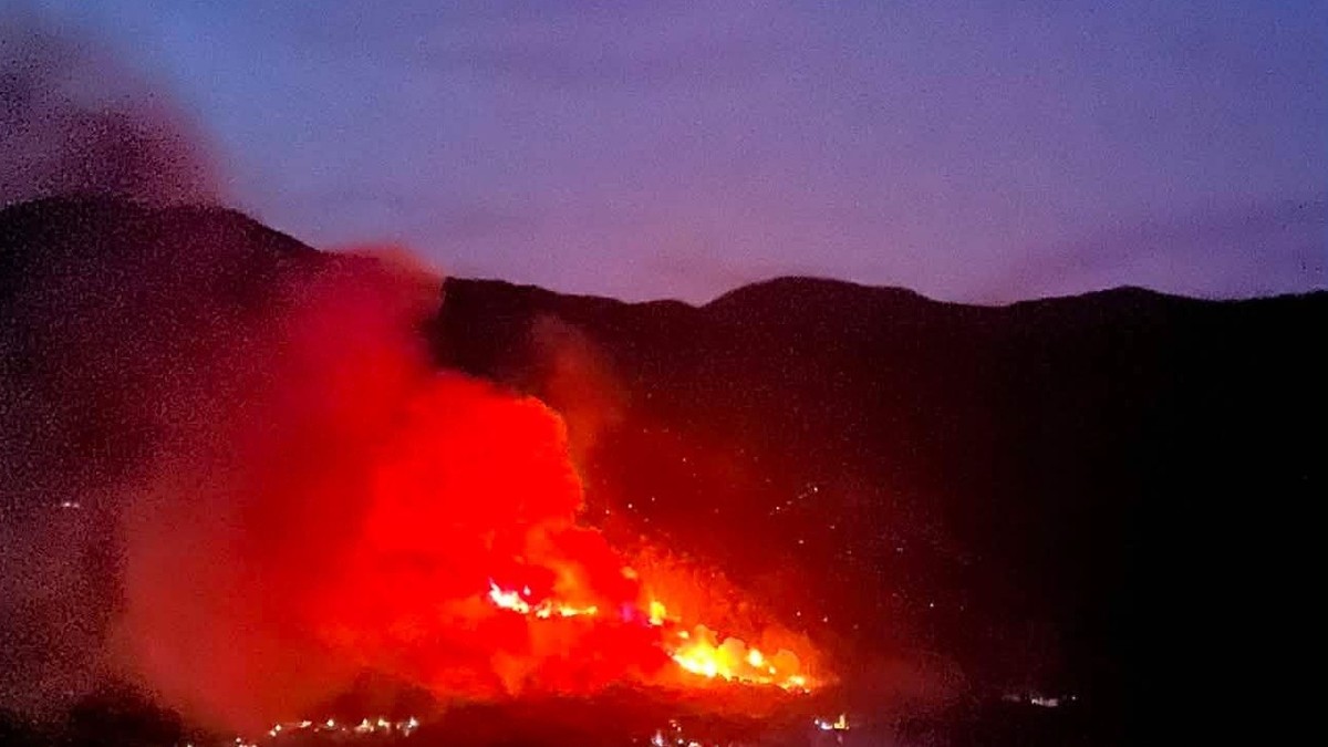 Srpski turisti se oglasili iz Crne Gore sa mesta požara: "S neba pada kiša pepela"