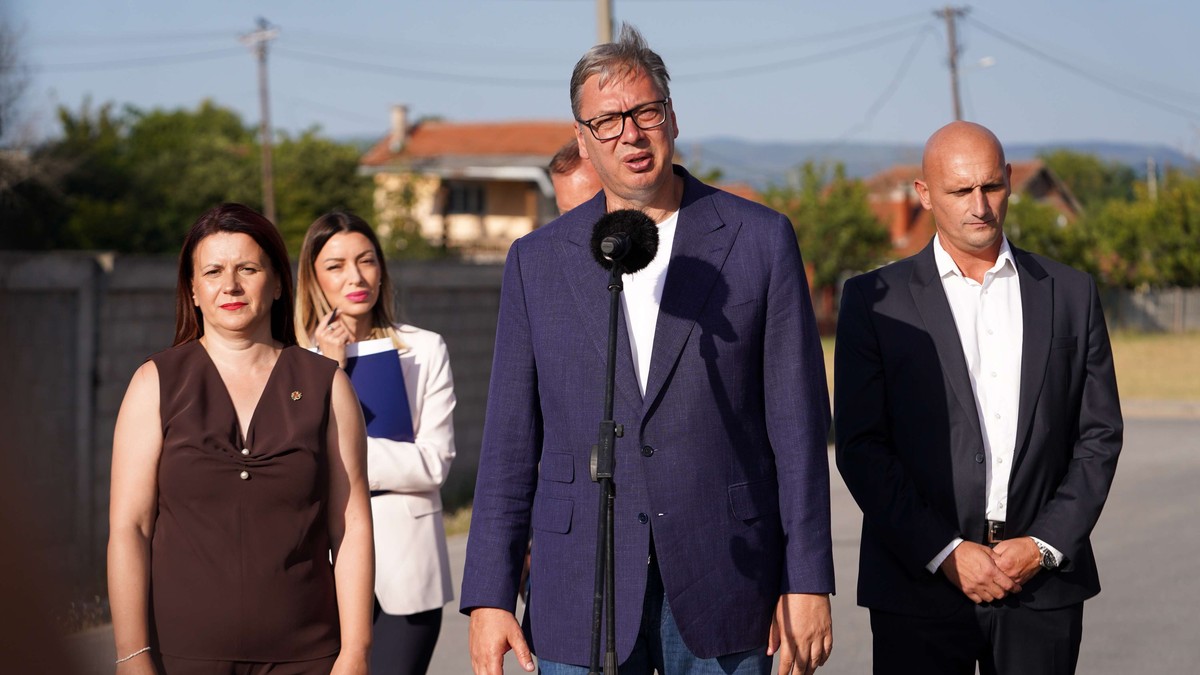 "MOŽDA NISMO LEPI KAO RIM ILI FIRENCA, ALI MORAMO BITI BULDOŽER NA BALKANU" Vučić u obilasku kompanije "NIP Spasić": Doći će i bolji standard i jača kupovna moć...