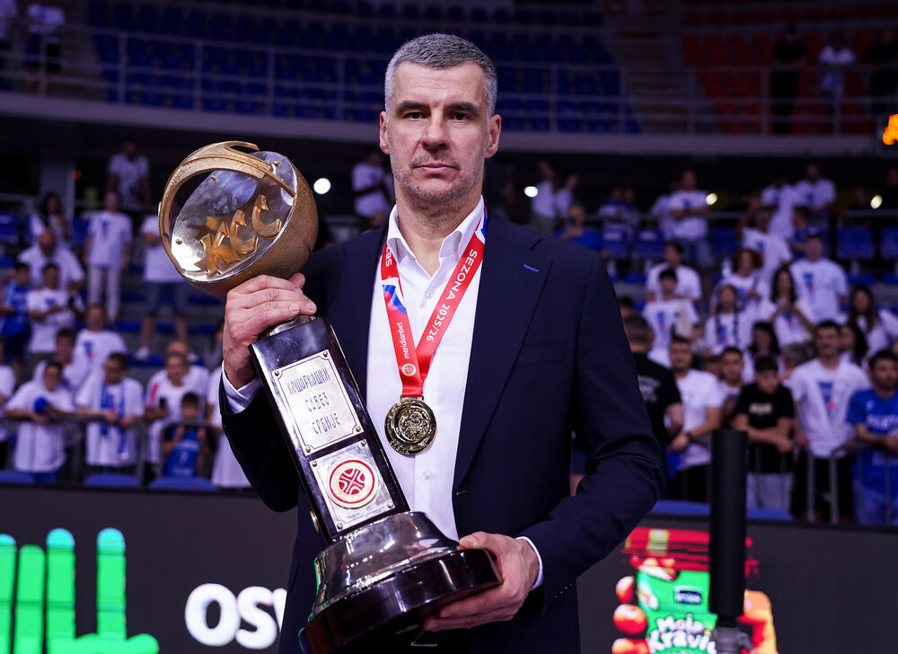 Vladimir Jovanović sa trofejem Košarkaške lige Srbije