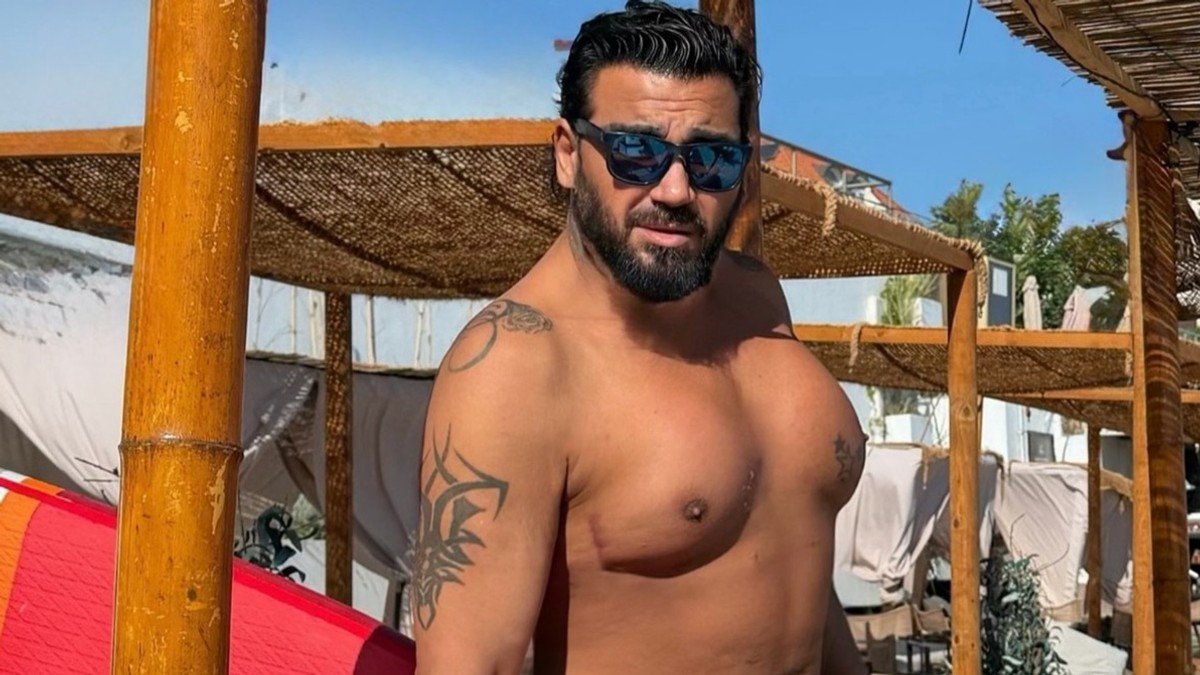 Folk pevač ugradio silikone u grudi, pa pokazao rezultat: Skinuo se na plaži