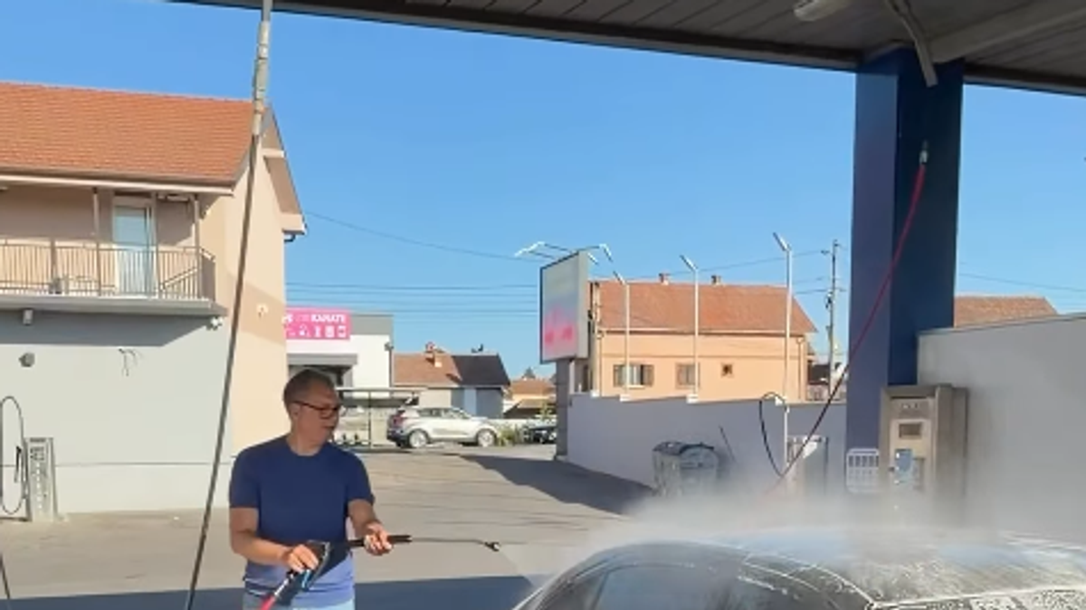 Vučić objavio kako pere automobil: "Posvađao se sa crevom i žetonima, zaboravio patosnice"