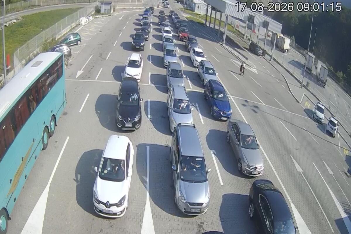 Nepregledne kolone u tri trake ka Crnoj Gori