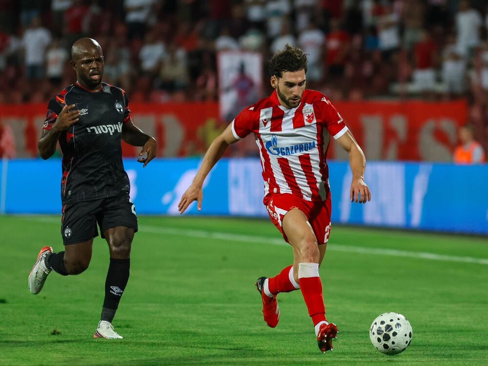 Nair Tiknizjan (desno) na utakmici Crvene zvezde i Hapoel Ber Ševe u kvalifikacijama za Ligu šampiona u sezoni 2026/27