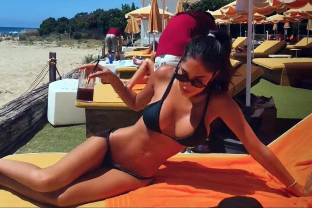 Đina Džinović pliva u moru